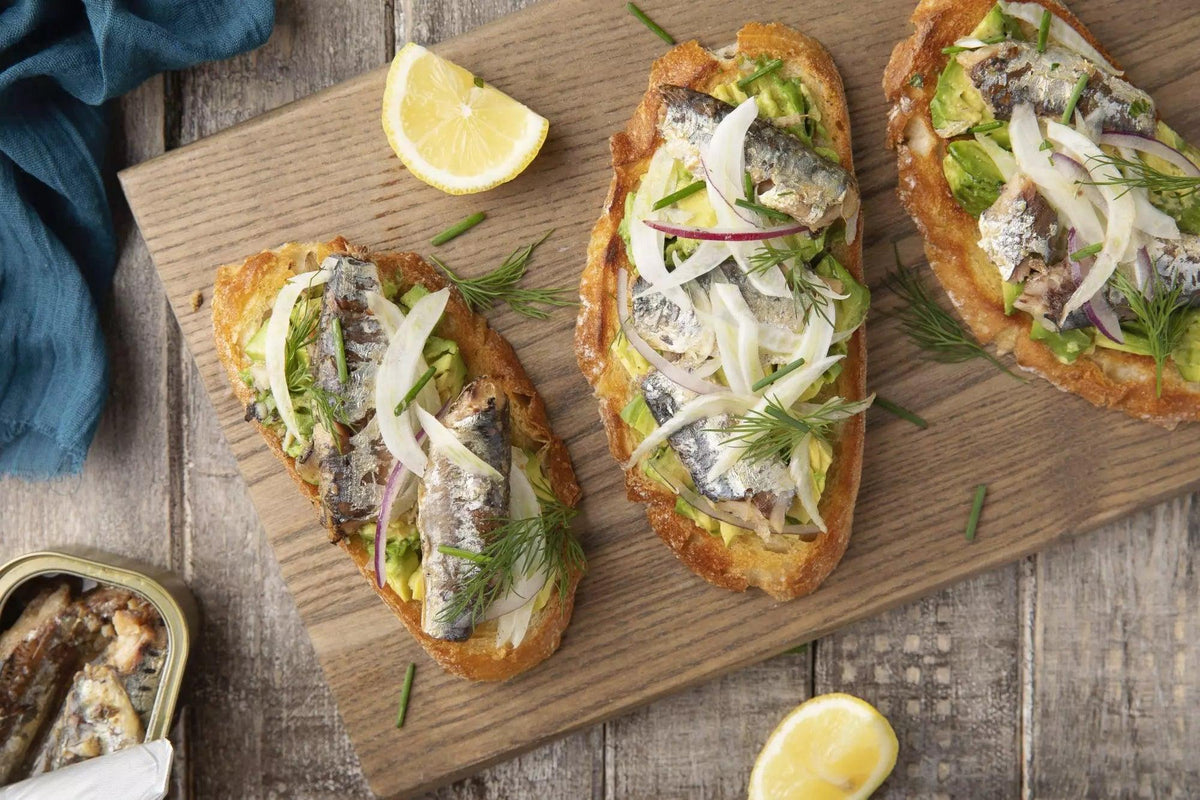 Avocado toast with sardines, fennel, red onion and lemon