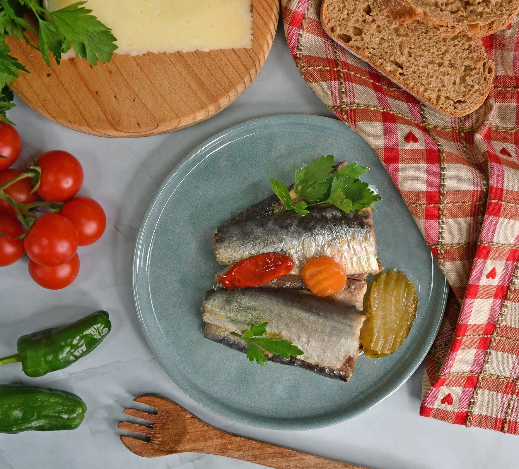 Sardinės aštriame alyvuogių aliejuje su marinuotais agurko ir morkų griežinėliais Minerva Classic
